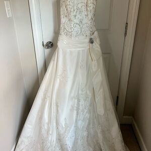 Elegant White Strapless Wedding Dress New